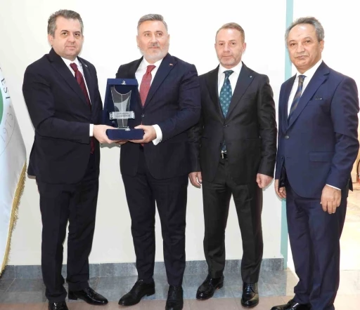 DAİMFED&rsquo;den hastaneye 15 konteyner medikal ve sarf malzemesi desteği
