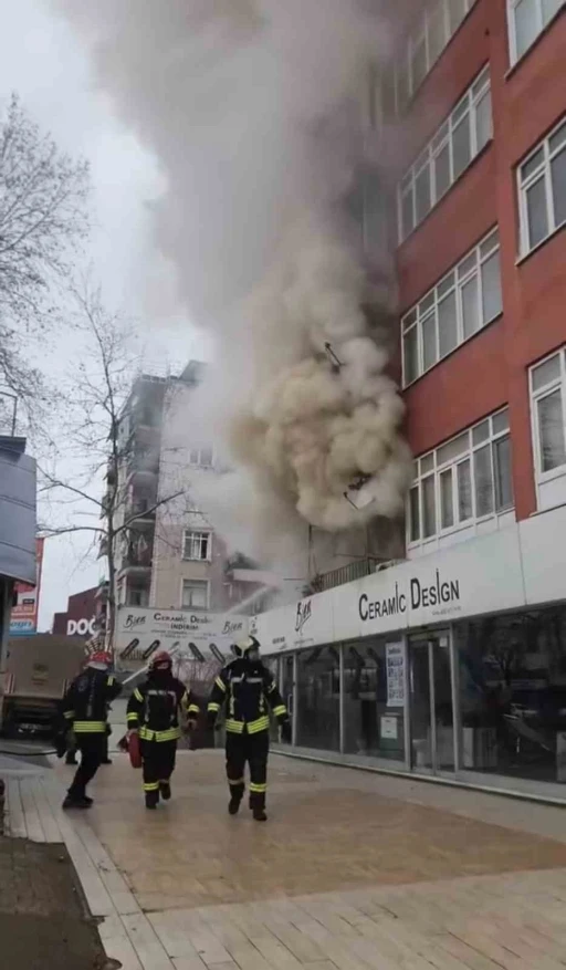 Daire alevlere teslim oldu, 4 kişi dumandan etkilendi

