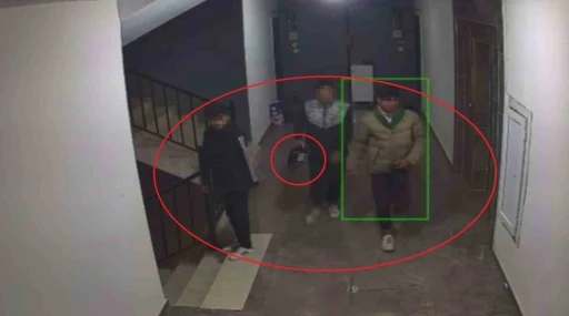 Daire &ouml;n&uuml;ndeki ayakkabıları &ccedil;aldılar
