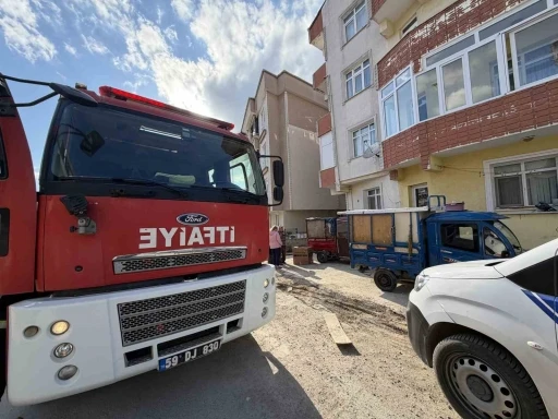 Dairedeki kartonlardan &ccedil;ıkan yangın s&ouml;nd&uuml;r&uuml;ld&uuml;
