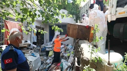 Daireden kamyon kamyon çöp çıktı
