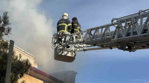 Daireler tahliye edildi, itfaiye &ccedil;atıdan yangına m&uuml;dahalede bulundu
