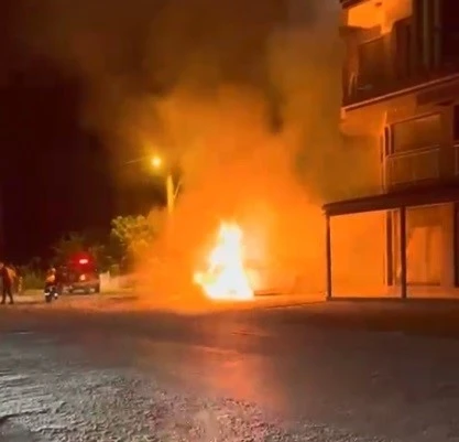 Dalaman&rsquo;da park halindeki elektrikli ara&ccedil; alev alev yandı
