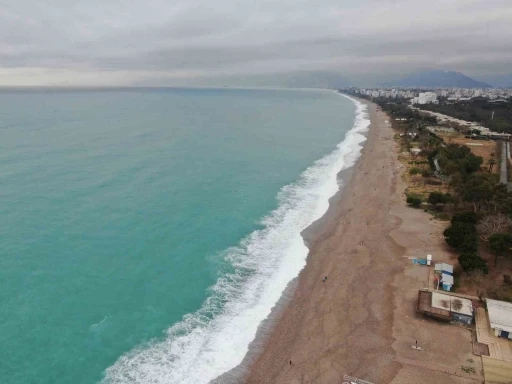 Dalgaların d&ouml;vd&uuml;ğ&uuml; d&uuml;nyaca &uuml;nl&uuml; sahil beyaza b&uuml;r&uuml;nd&uuml;, manzara tutkunları cep telefonlarına sarıldı
