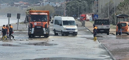 Dalgaların dövdüğü sahil yolunda hasar oluştu
