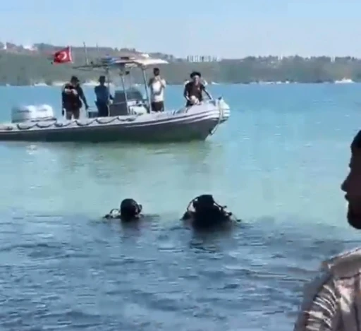 Dalgı&ccedil; polisin dakikalarca s&uuml;ren m&uuml;cadelesi sonu&ccedil; verdi: Kalbi duran 8 yaşındaki &ccedil;ocuk hayata d&ouml;nd&uuml;
