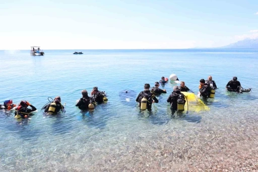 Dalgıçlar Konyaaltı Sahili’nden 80 kilogram atık çıkardı
