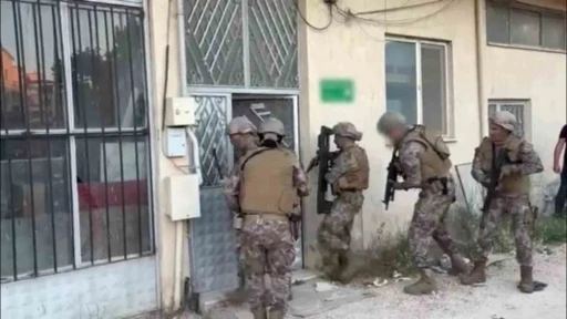 Daltonların adını kullanan &ouml;rg&uuml;te b&uuml;y&uuml;k darbe...Evi b&ouml;yle kurşunlayıp kaydettiler, polis &ccedil;ok ge&ccedil;meden &ccedil;&ouml;kertti...
