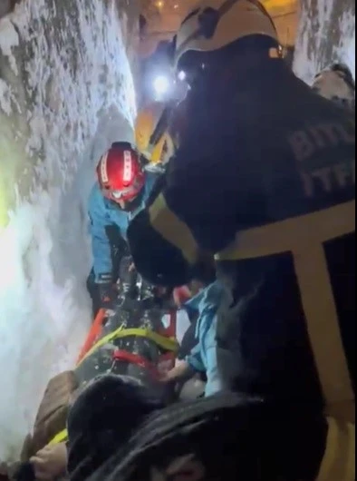 Damda kar temizlerken &uuml;zerlerine &ccedil;ığ d&uuml;şt&uuml;
