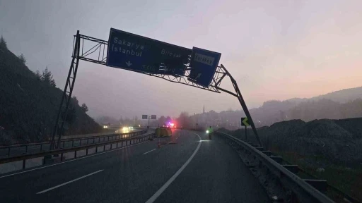 Damperi a&ccedil;ılan tır trafik levhasına &ccedil;arptı: 1 yaralı
