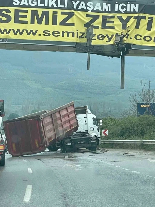 Seyir Halindeki Tırın Damperi Açıldı