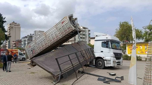 Damperi açılan tır üst geçidi kopardı: Yaya olmaması üzücü bir olayı engelledi
