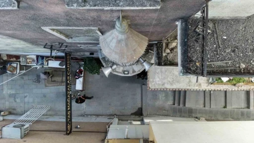 Dar sokakta ilgin&ccedil; &ccedil;&ouml;z&uuml;m: Erzurum&rsquo;da yarım minare g&ouml;renleri şaşırtıyor
