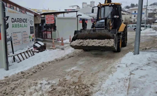 Darende Belediyesi karla m&uuml;cadelede 7/24 sahada
