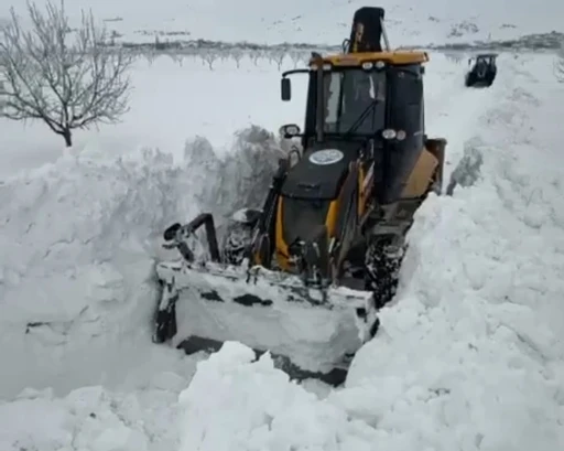 Darende Belediyesi&rsquo;nden karla m&uuml;cadelede yoğun mesai

