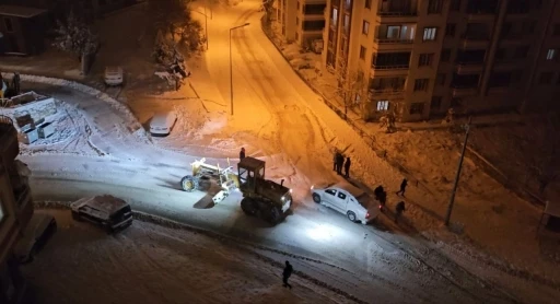 Darende Belediyesi&rsquo;nin kar mesaisi s&uuml;r&uuml;yor
