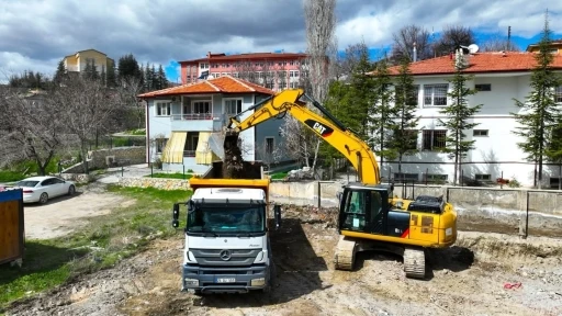 Darende&rsquo;de İl&ccedil;e Halk K&uuml;t&uuml;phanesi i&ccedil;in ilk kazma vuruldu
