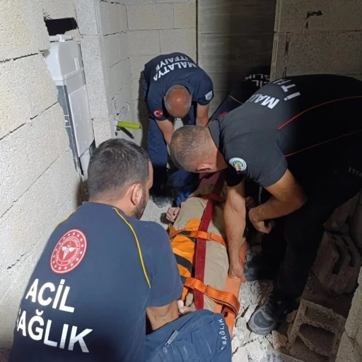 Darende’de inşaatta asansör boşluğuna düşen kadın yaralandı
