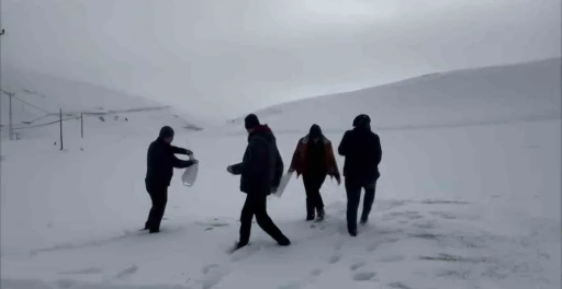 Darende&rsquo;de &ouml;ğretmen ve &ouml;ğrencilerden yaban hayvanlarını unutmadı
