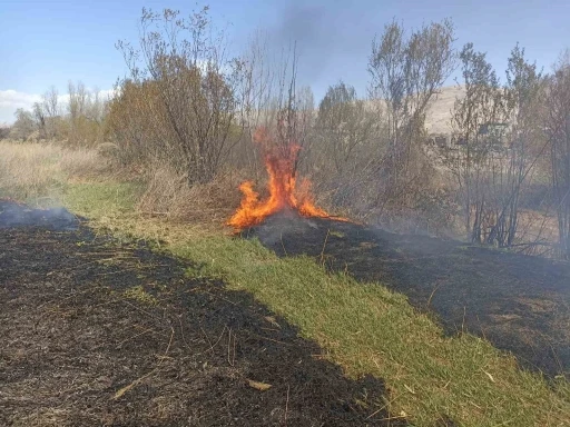Darende’de sazlık yangını
