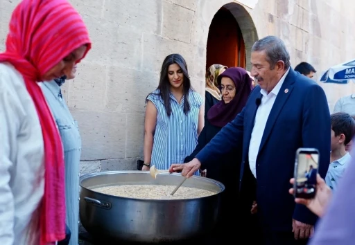 Darende&rsquo;de Tarihi Yusuf Paşa Bedesteni&rsquo;nde aşure bereketi
