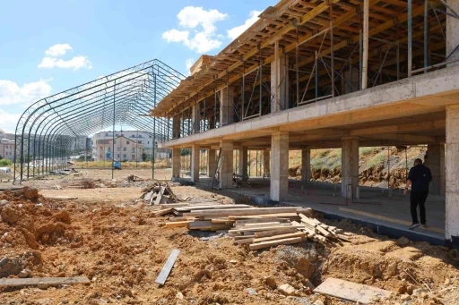 Darıca&rsquo;da 100 milyon lira destekli spor kompleksinin inşası s&uuml;r&uuml;yor
