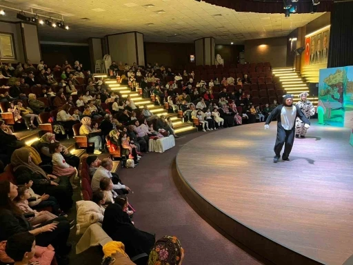 Darıca&rsquo;da &ccedil;ocuklar hafta sonunu tiyatroyla değerlendiriyor
