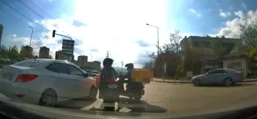 Darp edilen meslektaşını kurtarmak isteyen kadın kurye saldırgana kaskla kafa attı
