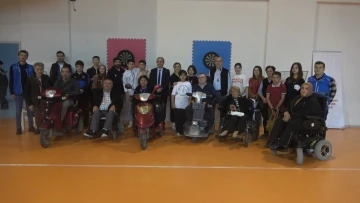 Dart yarışmasında engelli vatandaşlar hünerlerini sergiledi
