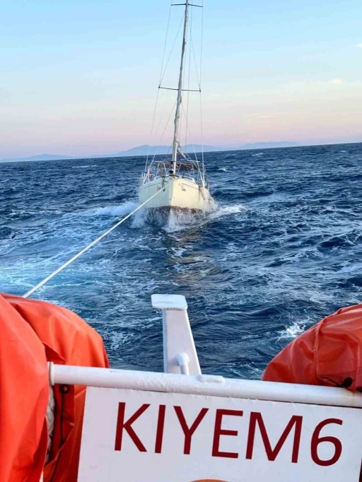 Dat&ccedil;a a&ccedil;ıklarında s&uuml;r&uuml;klenen yelkenli tekne kurtarıldı
