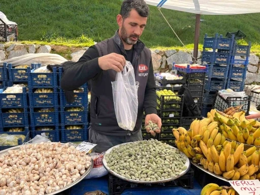 Dat&ccedil;a Bademi, Yatağan&rsquo;daki pazar tezgahlarında yerini aldı
