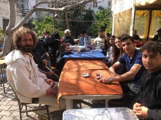 Datça'da Liselilerden Anlamlı Bayram Ziyareti