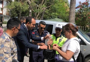 Datça’da Motosiklet sürücülerine ‘Kask’ dağıtıldı
