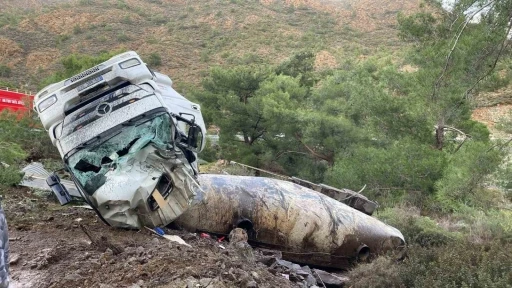 Dat&ccedil;a&rsquo;da virajı alamayan tır devrildi: 1 yaralı
