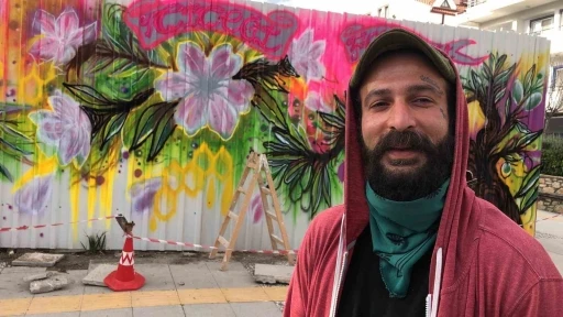 Dat&ccedil;a&rsquo;da yapımı s&uuml;ren okulun duvarları Badem &Ccedil;i&ccedil;eği Festivali&rsquo;ne hazırlandı
