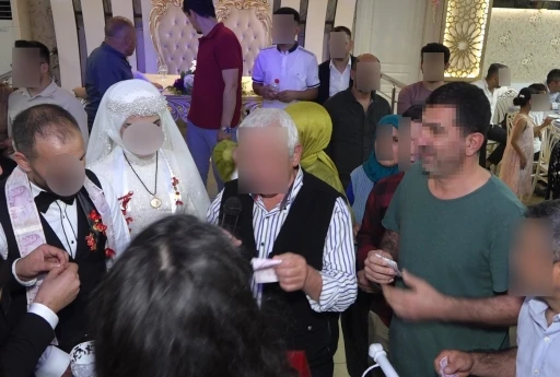 Davetsiz düğüne gitti, pasta yedi, takılan paraları çaldı
