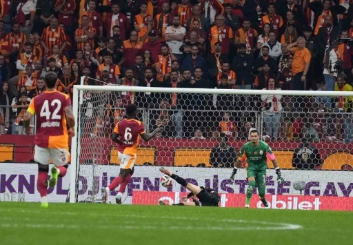 Davinson Sanchez kırmızı kart gördü
