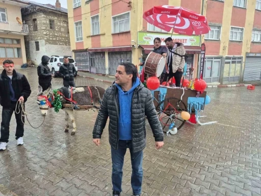 Davulcular bahşişi s&uuml;slenen eşek arabasıyla topluyor
