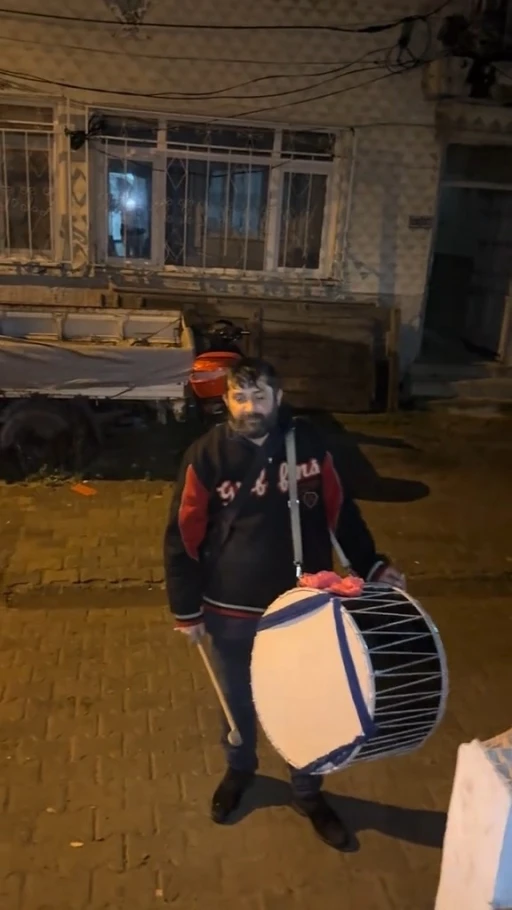 Davulcunun bahşiş pazarlığı g&uuml;l&uuml;msetti

