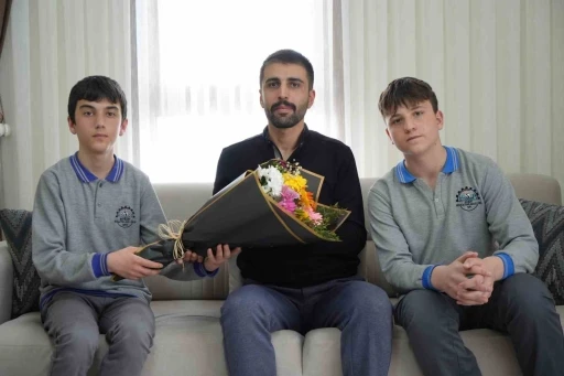 DEAŞ operasyonunda ağır yaralanmıştı: Bayburtlu kahraman komisere &ouml;ğrencilerden Polis Haftası s&uuml;rprizi
