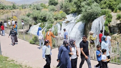 Debisi y&uuml;kselen Muradiye Şelalesi&rsquo;ne ziyaret&ccedil;i akını
