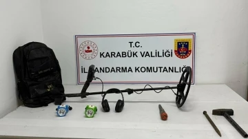 Dedektörle arama yaparken yakalandılar
