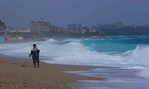 Define avcıları fırtınada iş başında: Dev dalgaların vurduğu sahilde dedekt&ouml;rle arama yaptılar
