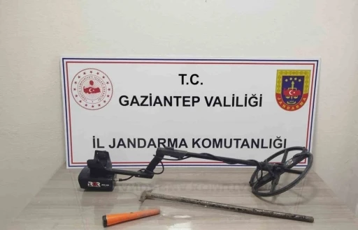 Define bulmak i&ccedil;in ka&ccedil;ak kazı yapan 2 şahıs su&ccedil;&uuml;st&uuml; yakalandı
