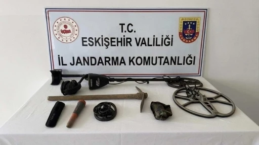 Define bulmak i&ccedil;in ka&ccedil;ak kazı yaparken yakalandılar
