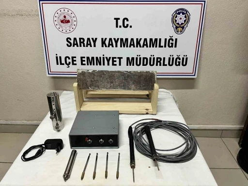 Defineciler, tarihi eser harita ile yakalandı

