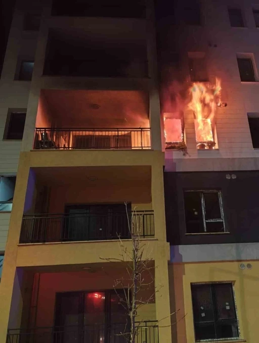 Defne&rsquo;de apartman dairesinden alevler y&uuml;kseldi
