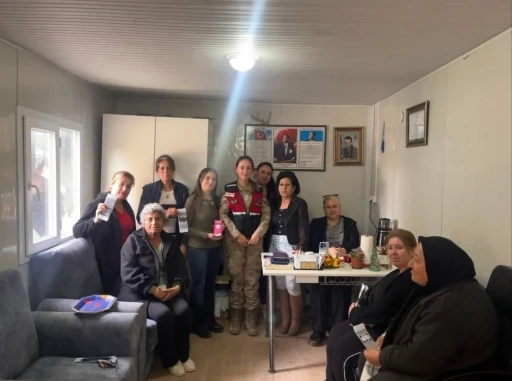 Defne&rsquo;de jandarmadan vatandaşlara bilgilendirme &ccedil;alışması
