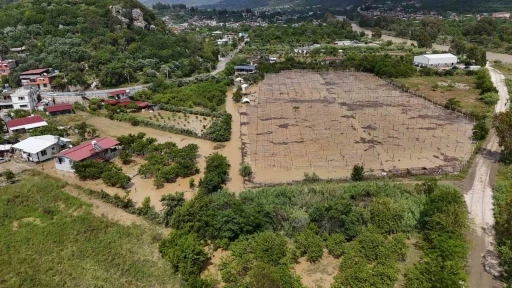 Defne&rsquo;de tarım arazileri sular altında kalırken, evlerde eşyalar zarar g&ouml;rd&uuml;
