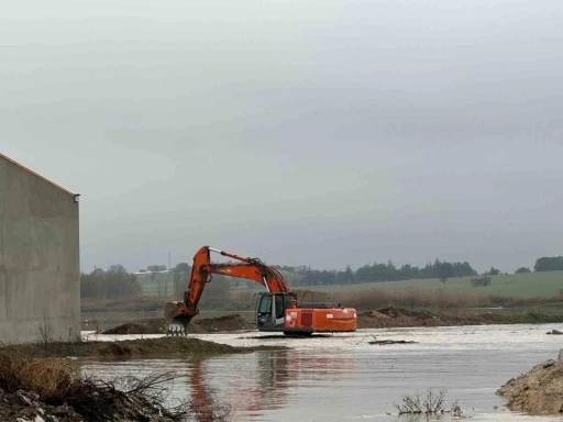 Değirmendere deresi taştı, tarım arazilerini ve iş yerlerini su bastı
